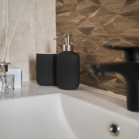 Dona M - Pure Luxe Down Town Apartment *