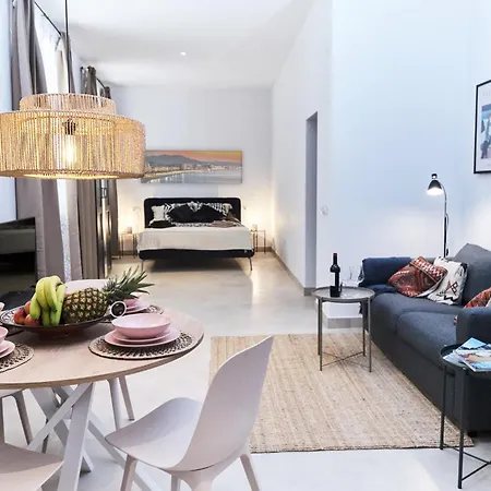 Dona M - Pure Luxe Down Town Apartment